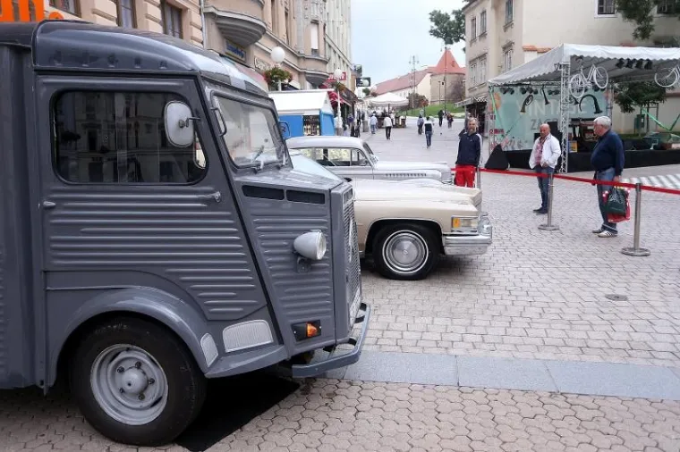 Na Trgu bana Jelačića u Zagrebu izložena su tri oldtimera koji pozivaju Zagrepčane i turiste u posjet Muzeju automobila Ferdinand Budicki.