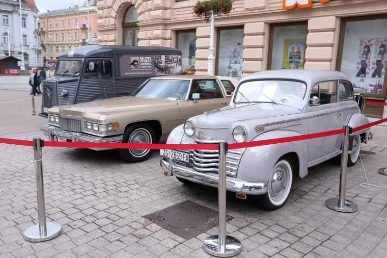 Na Trgu bana Jelačića u Zagrebu izložena su tri oldtimera koji pozivaju Zagrepčane i turiste u posjet Muzeju automobila Ferdinand Budicki.