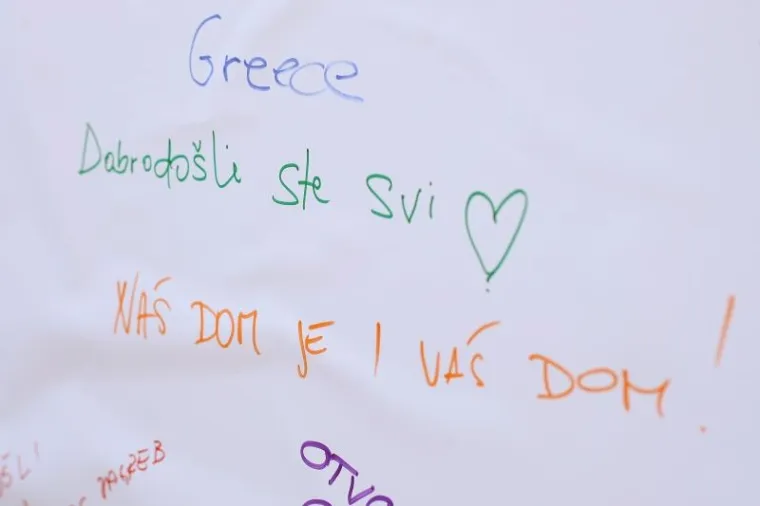 Na Europskom trgu u Zagrebu obilježen Dan solidarnosti s izbjeglicama #refugeeswelcome. Baza za radničku inicijativu i demokratizaciju, Centar za mirovne studije, Dru&scaron;tvo Afrikanaca u Hrvatskoj, Inicijativa No border, Udruga KOMA, Pravo na grad, nogometni klub Zagreb 041 i Zelena akcija organizirali su simboličnu akciju i konferenciju za medije Otvorite granice! Izbjeglice, dobrodo&scaron;le. Akcijom se želi skrenuti pozornost na neefikasne politike Europske unije te spor i neadekvatan odgovor EU na humanitarnu krizu zbog koje svakodnevno svjedočimo fotografijama brojnih ljudi koji bježe iz ratom pogođenih zemalja.