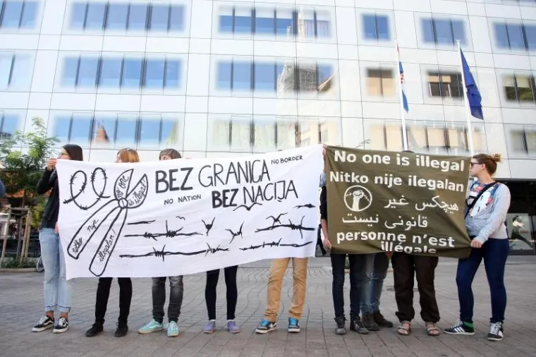 Na Europskom trgu u Zagrebu obilježen Dan solidarnosti s izbjeglicama #refugeeswelcome. Baza za radničku inicijativu i demokratizaciju, Centar za mirovne studije, Dru&scaron;tvo Afrikanaca u Hrvatskoj, Inicijativa No border, Udruga KOMA, Pravo na grad, nogometni klub Zagreb 041 i Zelena akcija organizirali su simboličnu akciju i konferenciju za medije Otvorite granice! Izbjeglice, dobrodo&scaron;le. Akcijom se želi skrenuti pozornost na neefikasne politike Europske unije te spor i neadekvatan odgovor EU na humanitarnu krizu zbog koje svakodnevno svjedočimo fotografijama brojnih ljudi koji bježe iz ratom pogođenih zemalja.