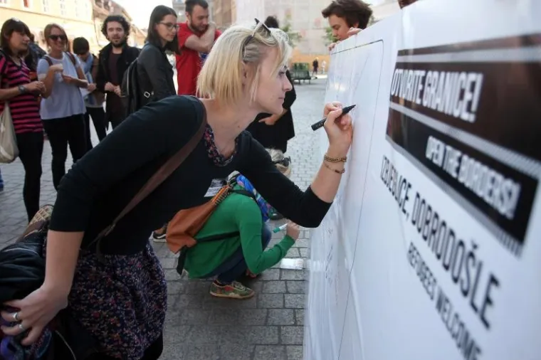 Na Europskom trgu u Zagrebu obilježen Dan solidarnosti s izbjeglicama #refugeeswelcome. Baza za radničku inicijativu i demokratizaciju, Centar za mirovne studije, Dru&scaron;tvo Afrikanaca u Hrvatskoj, Inicijativa No border, Udruga KOMA, Pravo na grad, nogometni klub Zagreb 041 i Zelena akcija organizirali su simboličnu akciju i konferenciju za medije Otvorite granice! Izbjeglice, dobrodo&scaron;le. Akcijom se želi skrenuti pozornost na neefikasne politike Europske unije te spor i neadekvatan odgovor EU na humanitarnu krizu zbog koje svakodnevno svjedočimo fotografijama brojnih ljudi koji bježe iz ratom pogođenih zemalja.