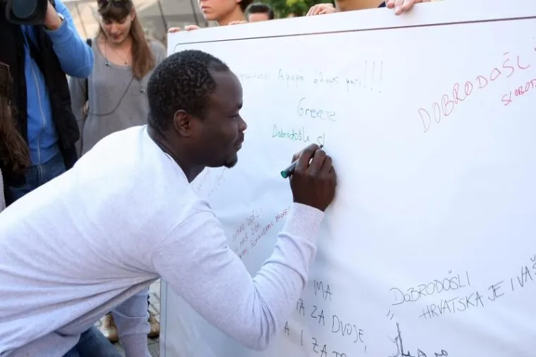 Na Europskom trgu u Zagrebu obilježen Dan solidarnosti s izbjeglicama #refugeeswelcome. Baza za radničku inicijativu i demokratizaciju, Centar za mirovne studije, Dru&scaron;tvo Afrikanaca u Hrvatskoj, Inicijativa No border, Udruga KOMA, Pravo na grad, nogometni klub Zagreb 041 i Zelena akcija organizirali su simboličnu akciju i konferenciju za medije Otvorite granice! Izbjeglice, dobrodo&scaron;le. Akcijom se želi skrenuti pozornost na neefikasne politike Europske unije te spor i neadekvatan odgovor EU na humanitarnu krizu zbog koje svakodnevno svjedočimo fotografijama brojnih ljudi koji bježe iz ratom pogođenih zemalja.