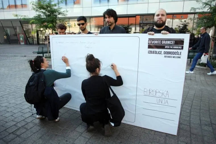 Na Europskom trgu u Zagrebu obilježen Dan solidarnosti s izbjeglicama #refugeeswelcome. Baza za radničku inicijativu i demokratizaciju, Centar za mirovne studije, Dru&scaron;tvo Afrikanaca u Hrvatskoj, Inicijativa No border, Udruga KOMA, Pravo na grad, nogometni klub Zagreb 041 i Zelena akcija organizirali su simboličnu akciju i konferenciju za medije Otvorite granice! Izbjeglice, dobrodo&scaron;le. Akcijom se želi skrenuti pozornost na neefikasne politike Europske unije te spor i neadekvatan odgovor EU na humanitarnu krizu zbog koje svakodnevno svjedočimo fotografijama brojnih ljudi koji bježe iz ratom pogođenih zemalja.