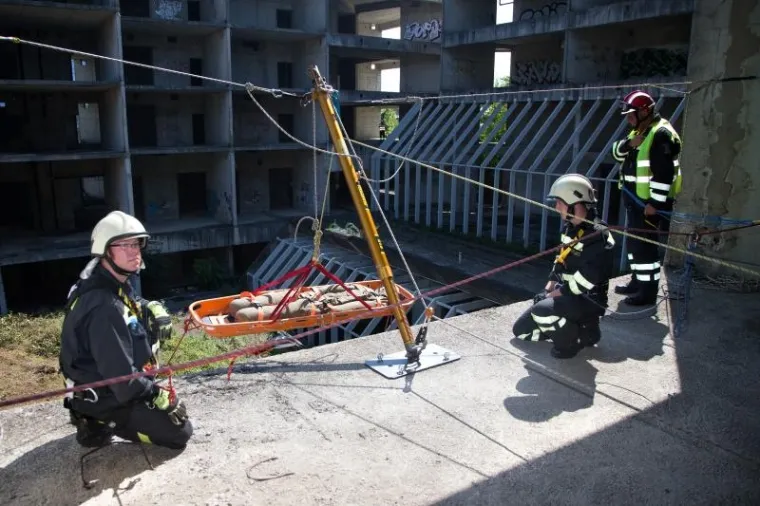 Prema scenariju vježbe, stanje u gradu nakon razornog potresa nalaže potrebu djelovanja snaga civilne zaštite specijaliziranih za spašavanje iz ruševina - USAR timova, koji se na lokaciji djelomično srušene Sveučilišne bolnice suočavaju s velikim izazovima i prijetnjama, a koje mogu biti uspješno riješene samo koordiniranim djelovanjem cjelokupnog sustava civilne zaštite.