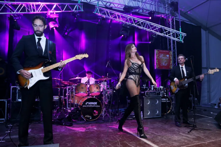 Već na prve taktove poznatog stiha ''...ovo će biti dobra noć, predosjećam...'', publika je bila u euforiji, a kako se koncert odmicao, atmosfera dolazila do usijanja.