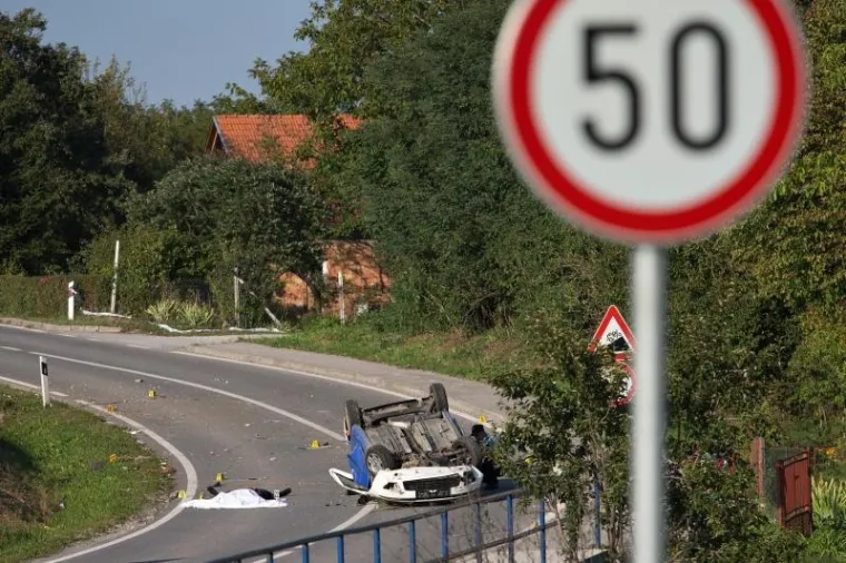 Na državnoj cesti D24 u Krapina Selu do&scaron;lo je do slijetanja osobnog automobila pri čemu su dvije osobe smrtno stradale, a dvije osobe prevezene u OB Zabok. Policija obavlja očevid