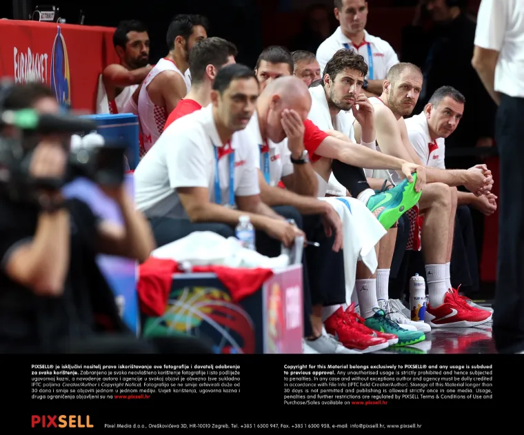 Pogledajte pokisla lica naših košarkaša nakon blamaže protiv Češke na Eurobasketu