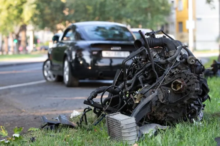 U ulici Hrgovići na Jarunu u Zagrebu dogodila se prometna nesreća. Vozač osobnog automobila Audi TT udario je u stablo, a od siline udarca iz automobila je izletjela ma&scaron;ina.