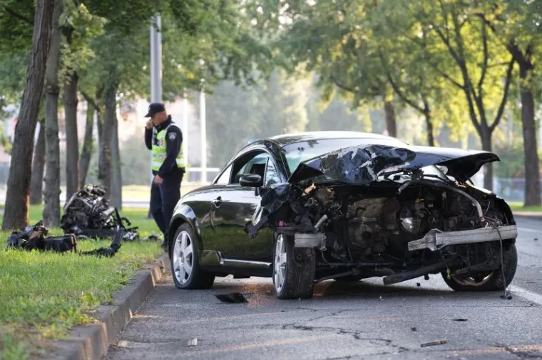 U ulici Hrgovići na Jarunu u Zagrebu dogodila se prometna nesreća. Vozač osobnog automobila Audi TT udario je u stablo, a od siline udarca iz automobila je izletjela ma&scaron;ina.
