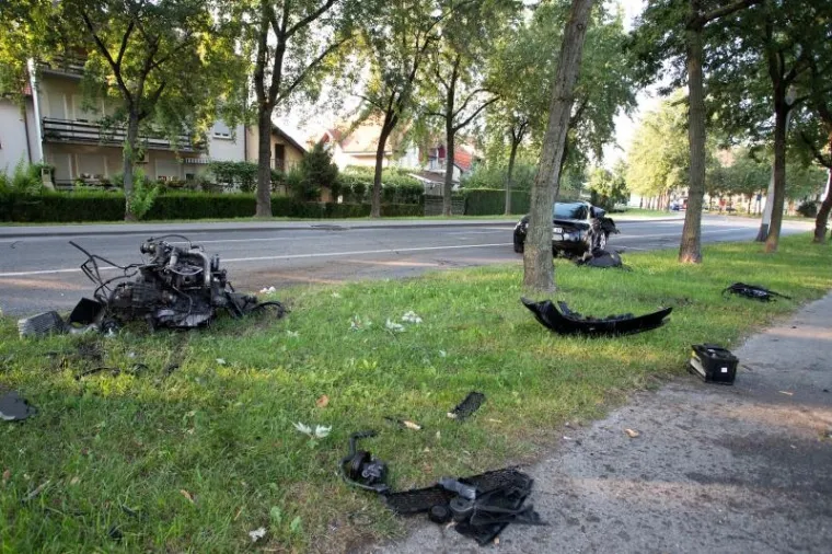 U ulici Hrgovići na Jarunu u Zagrebu dogodila se prometna nesreća. Vozač osobnog automobila Audi TT udario je u stablo, a od siline udarca iz automobila je izletjela ma&scaron;ina.