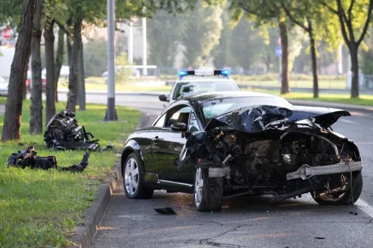 U ulici Hrgovići na Jarunu u Zagrebu dogodila se prometna nesreća. Vozač osobnog automobila Audi TT udario je u stablo, a od siline udarca iz automobila je izletjela ma&scaron;ina.