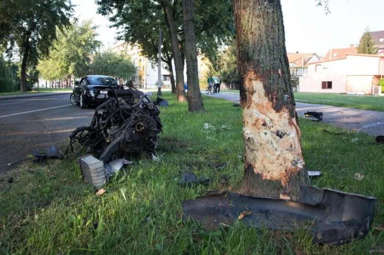 U ulici Hrgovići na Jarunu u Zagrebu dogodila se prometna nesreća. Vozač osobnog automobila Audi TT udario je u stablo, a od siline udarca iz automobila je izletjela ma&scaron;ina.