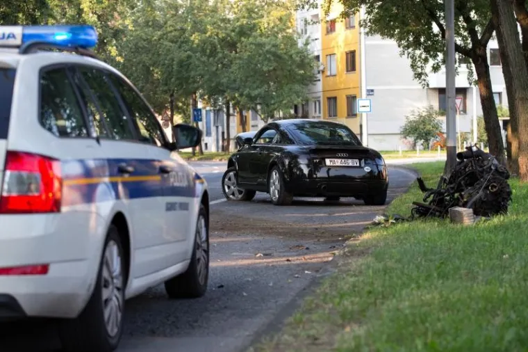 U ulici Hrgovići na Jarunu u Zagrebu dogodila se prometna nesreća. Vozač osobnog automobila Audi TT udario je u stablo, a od siline udarca iz automobila je izletjela ma&scaron;ina.