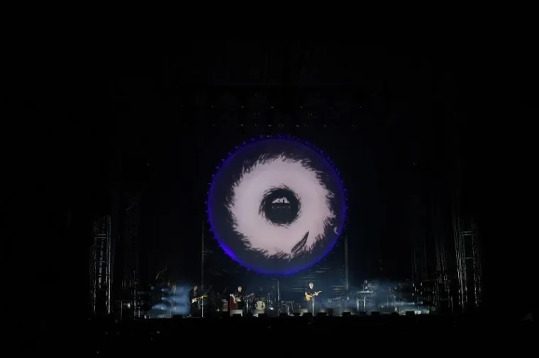 U dva i pol sata publika među kojom je bilo puno stranaca, slušala je perfekcionistički odsvirane klasike Floyda, kao i pjesme iz Gilmourove solo karijere.