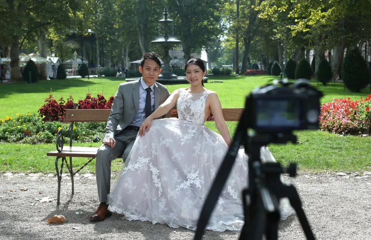 Nakon vjenčanja, mladi kineski par se sam fotografirao na Zrinjevcu