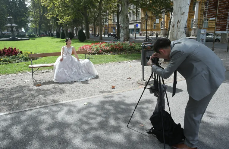 Nakon vjenčanja, mladi kineski par se sam fotografirao na Zrinjevcu