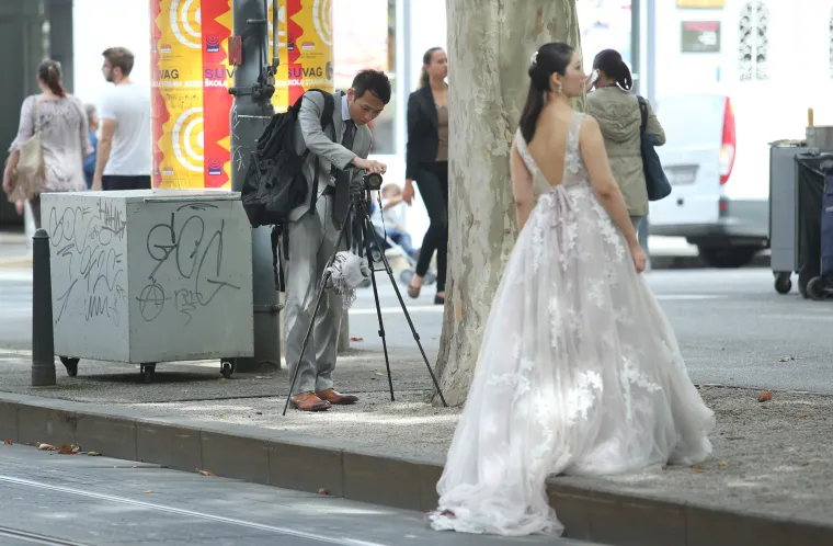 Nakon vjenčanja, mladi kineski par se sam fotografirao na Zrinjevcu