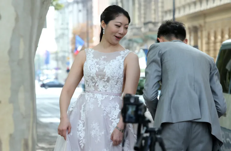 Nakon vjenčanja, mladi kineski par se sam fotografirao na Zrinjevcu