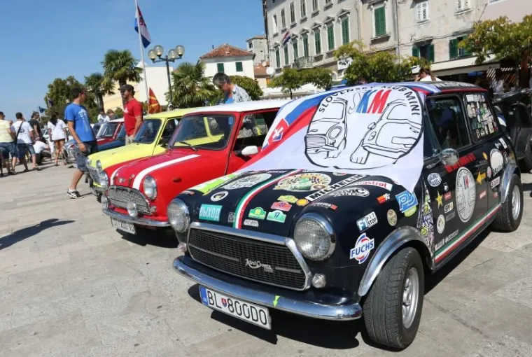 Po peti put zaredom u Šibeniku se održava Giro di Dalmatia, okupljanje zaljubljenika u legendarne Mini Morrise. Na susretu čiji je središnji događaj bio na rivi okupilo se oko 30 vozača Minija iz Česke, Mađarske, Slovenije, a najduži put vozili su Makedonci koji su prevalili više od 800 kilometara u svom malom ali izdržljivom ljubimcu.
