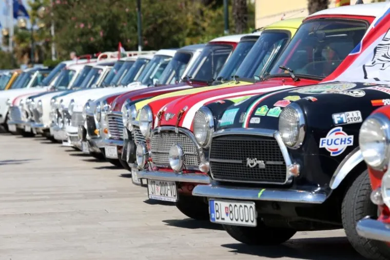 Po peti put zaredom u Šibeniku se održava Giro di Dalmatia, okupljanje zaljubljenika u legendarne Mini Morrise. Na susretu čiji je središnji događaj bio na rivi okupilo se oko 30 vozača Minija iz Česke, Mađarske, Slovenije, a najduži put vozili su Makedonci koji su prevalili više od 800 kilometara u svom malom ali izdržljivom ljubimcu.