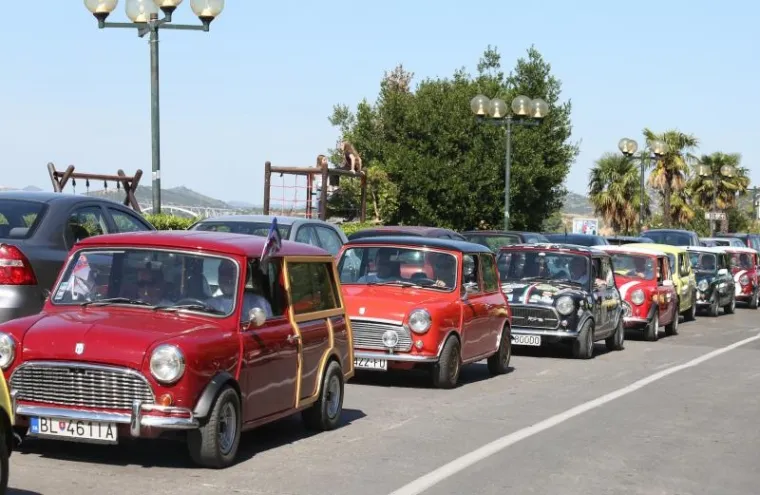 Po peti put zaredom u &Scaron;ibeniku se održava Giro di Dalmatia, okupljanje zaljubljenika u legendarne Mini Morrise. Na susretu čiji je sredi&scaron;nji događaj bio na rivi okupilo se oko 30 vozača Minija iz Česke, Mađarske, Slovenije, a najduži put vozili su Makedonci koji su prevalili vi&scaron;e od 800 kilometara u svom malom ali izdržljivom ljubimcu.