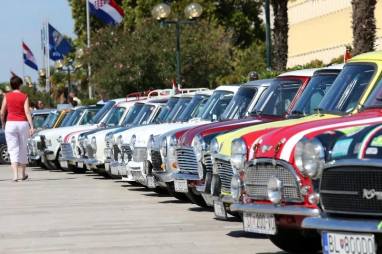 Po peti put zaredom u &Scaron;ibeniku se održava Giro di Dalmatia, okupljanje zaljubljenika u legendarne Mini Morrise. Na susretu čiji je sredi&scaron;nji događaj bio na rivi okupilo se oko 30 vozača Minija iz Česke, Mađarske, Slovenije, a najduži put vozili su Makedonci koji su prevalili vi&scaron;e od 800 kilometara u svom malom ali izdržljivom ljubimcu.