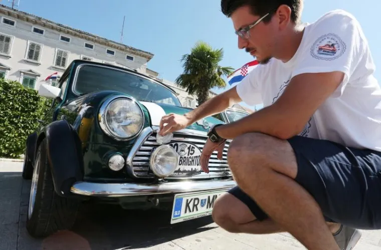 Po peti put zaredom u &Scaron;ibeniku se održava Giro di Dalmatia, okupljanje zaljubljenika u legendarne Mini Morrise. Na susretu čiji je sredi&scaron;nji događaj bio na rivi okupilo se oko 30 vozača Minija iz Česke, Mađarske, Slovenije, a najduži put vozili su Makedonci koji su prevalili vi&scaron;e od 800 kilometara u svom malom ali izdržljivom ljubimcu.