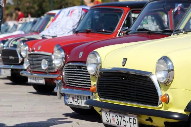 Po peti put zaredom u &Scaron;ibeniku se održava Giro di Dalmatia, okupljanje zaljubljenika u legendarne Mini Morrise. Na susretu čiji je sredi&scaron;nji događaj bio na rivi okupilo se oko 30 vozača Minija iz Česke, Mađarske, Slovenije, a najduži put vozili su Makedonci koji su prevalili vi&scaron;e od 800 kilometara u svom malom ali izdržljivom ljubimcu.