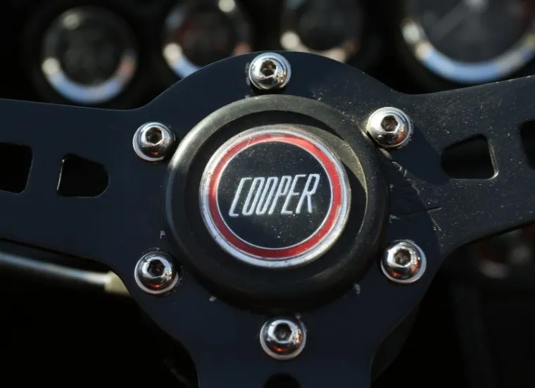 Po peti put zaredom u &Scaron;ibeniku se održava Giro di Dalmatia, okupljanje zaljubljenika u legendarne Mini Morrise. Na susretu čiji je sredi&scaron;nji događaj bio na rivi okupilo se oko 30 vozača Minija iz Česke, Mađarske, Slovenije, a najduži put vozili su Makedonci koji su prevalili vi&scaron;e od 800 kilometara u svom malom ali izdržljivom ljubimcu.