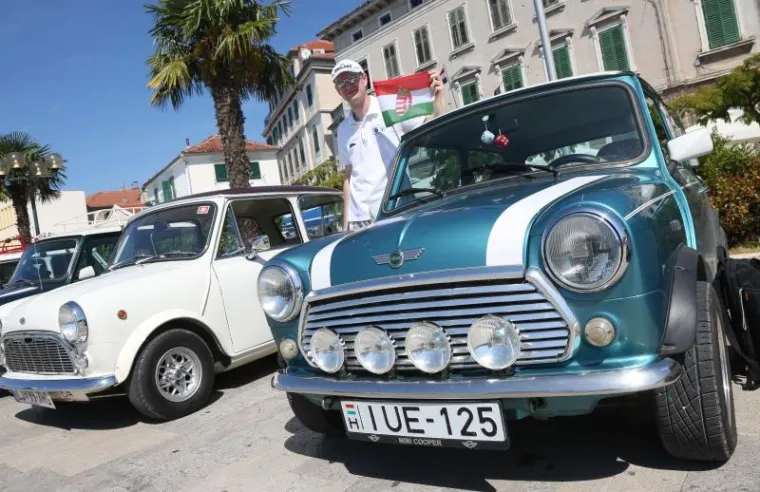 Po peti put zaredom u &Scaron;ibeniku se održava Giro di Dalmatia, okupljanje zaljubljenika u legendarne Mini Morrise. Na susretu čiji je sredi&scaron;nji događaj bio na rivi okupilo se oko 30 vozača Minija iz Česke, Mađarske, Slovenije, a najduži put vozili su Makedonci koji su prevalili vi&scaron;e od 800 kilometara u svom malom ali izdržljivom ljubimcu.