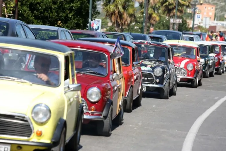 Po peti put zaredom u &Scaron;ibeniku se održava Giro di Dalmatia, okupljanje zaljubljenika u legendarne Mini Morrise. Na susretu čiji je sredi&scaron;nji događaj bio na rivi okupilo se oko 30 vozača Minija iz Česke, Mađarske, Slovenije, a najduži put vozili su Makedonci koji su prevalili vi&scaron;e od 800 kilometara u svom malom ali izdržljivom ljubimcu.