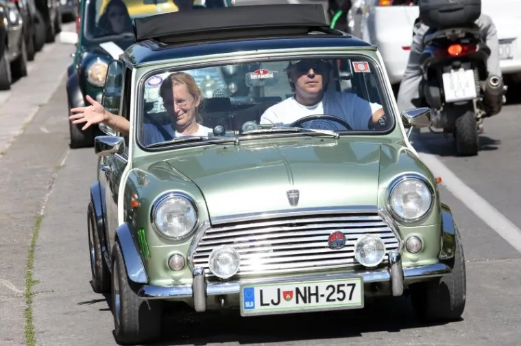 Po peti put zaredom u &Scaron;ibeniku se održava Giro di Dalmatia, okupljanje zaljubljenika u legendarne Mini Morrise. Na susretu čiji je sredi&scaron;nji događaj bio na rivi okupilo se oko 30 vozača Minija iz Česke, Mađarske, Slovenije, a najduži put vozili su Makedonci koji su prevalili vi&scaron;e od 800 kilometara u svom malom ali izdržljivom ljubimcu.