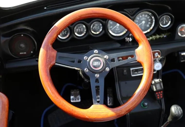 Po peti put zaredom u &Scaron;ibeniku se održava Giro di Dalmatia, okupljanje zaljubljenika u legendarne Mini Morrise. Na susretu čiji je sredi&scaron;nji događaj bio na rivi okupilo se oko 30 vozača Minija iz Česke, Mađarske, Slovenije, a najduži put vozili su Makedonci koji su prevalili vi&scaron;e od 800 kilometara u svom malom ali izdržljivom ljubimcu.