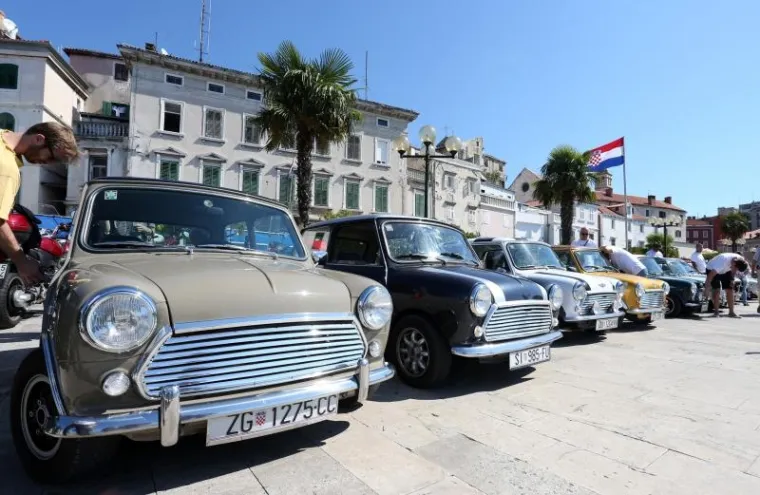 Po peti put zaredom u &Scaron;ibeniku se održava Giro di Dalmatia, okupljanje zaljubljenika u legendarne Mini Morrise. Na susretu čiji je sredi&scaron;nji događaj bio na rivi okupilo se oko 30 vozača Minija iz Česke, Mađarske, Slovenije, a najduži put vozili su Makedonci koji su prevalili vi&scaron;e od 800 kilometara u svom malom ali izdržljivom ljubimcu.