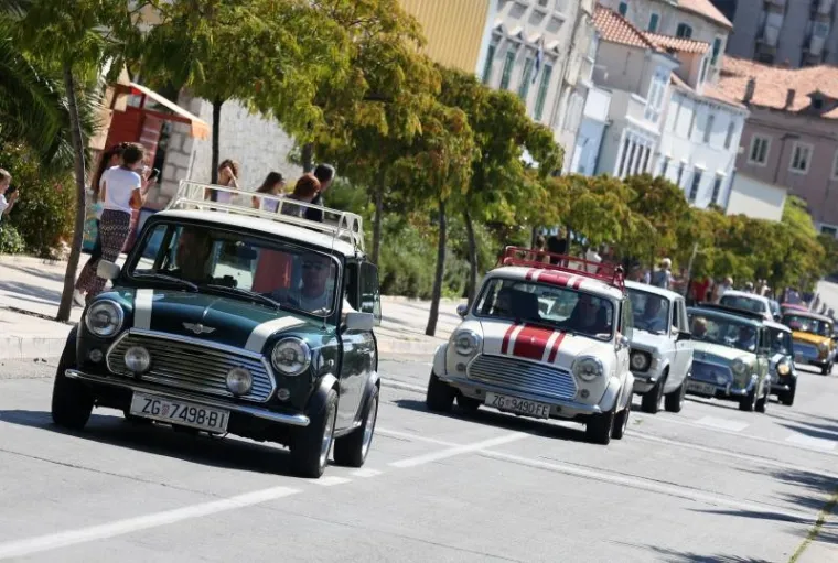 Po peti put zaredom u &Scaron;ibeniku se održava Giro di Dalmatia, okupljanje zaljubljenika u legendarne Mini Morrise. Na susretu čiji je sredi&scaron;nji događaj bio na rivi okupilo se oko 30 vozača Minija iz Česke, Mađarske, Slovenije, a najduži put vozili su Makedonci koji su prevalili vi&scaron;e od 800 kilometara u svom malom ali izdržljivom ljubimcu.