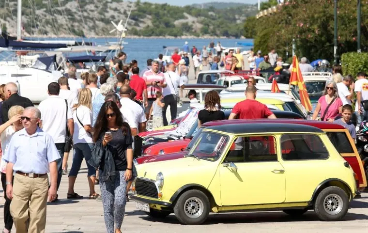 Po peti put zaredom u &Scaron;ibeniku se održava Giro di Dalmatia, okupljanje zaljubljenika u legendarne Mini Morrise. Na susretu čiji je sredi&scaron;nji događaj bio na rivi okupilo se oko 30 vozača Minija iz Česke, Mađarske, Slovenije, a najduži put vozili su Makedonci koji su prevalili vi&scaron;e od 800 kilometara u svom malom ali izdržljivom ljubimcu.