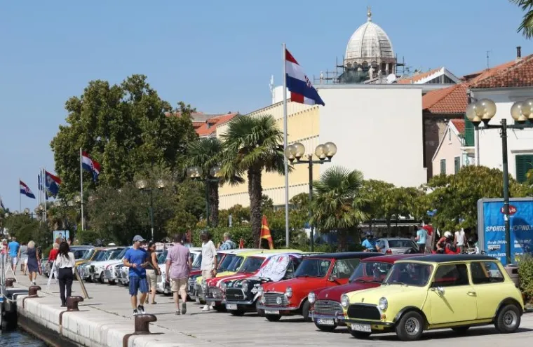 Po peti put zaredom u &Scaron;ibeniku se održava Giro di Dalmatia, okupljanje zaljubljenika u legendarne Mini Morrise. Na susretu čiji je sredi&scaron;nji događaj bio na rivi okupilo se oko 30 vozača Minija iz Česke, Mađarske, Slovenije, a najduži put vozili su Makedonci koji su prevalili vi&scaron;e od 800 kilometara u svom malom ali izdržljivom ljubimcu.