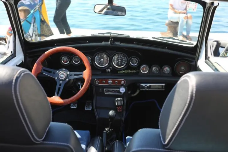 Po peti put zaredom u &Scaron;ibeniku se održava Giro di Dalmatia, okupljanje zaljubljenika u legendarne Mini Morrise. Na susretu čiji je sredi&scaron;nji događaj bio na rivi okupilo se oko 30 vozača Minija iz Česke, Mađarske, Slovenije, a najduži put vozili su Makedonci koji su prevalili vi&scaron;e od 800 kilometara u svom malom ali izdržljivom ljubimcu.