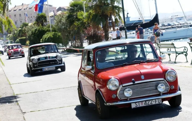 Po peti put zaredom u &Scaron;ibeniku se održava Giro di Dalmatia, okupljanje zaljubljenika u legendarne Mini Morrise. Na susretu čiji je sredi&scaron;nji događaj bio na rivi okupilo se oko 30 vozača Minija iz Česke, Mađarske, Slovenije, a najduži put vozili su Makedonci koji su prevalili vi&scaron;e od 800 kilometara u svom malom ali izdržljivom ljubimcu.