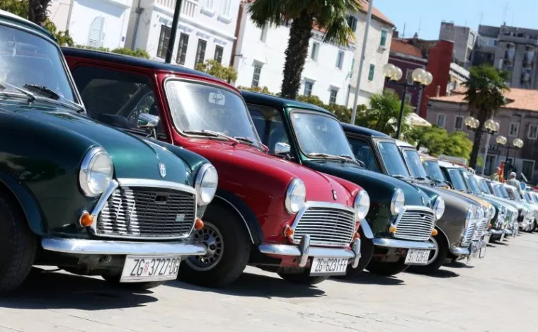 Po peti put zaredom u &Scaron;ibeniku se održava Giro di Dalmatia, okupljanje zaljubljenika u legendarne Mini Morrise. Na susretu čiji je sredi&scaron;nji događaj bio na rivi okupilo se oko 30 vozača Minija iz Česke, Mađarske, Slovenije, a najduži put vozili su Makedonci koji su prevalili vi&scaron;e od 800 kilometara u svom malom ali izdržljivom ljubimcu.