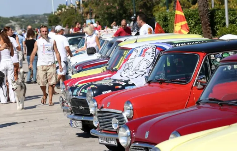 Po peti put zaredom u &Scaron;ibeniku se održava Giro di Dalmatia, okupljanje zaljubljenika u legendarne Mini Morrise. Na susretu čiji je sredi&scaron;nji događaj bio na rivi okupilo se oko 30 vozača Minija iz Česke, Mađarske, Slovenije, a najduži put vozili su Makedonci koji su prevalili vi&scaron;e od 800 kilometara u svom malom ali izdržljivom ljubimcu.