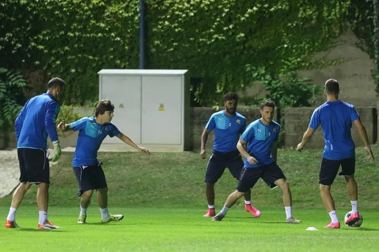 Nogometa&scaron;i Dinama odradili su u utorak navečer posljednji trening prije maksimirskog okr&scaron;aja protiv Arsenala u 1. kolu Lige prvaka.