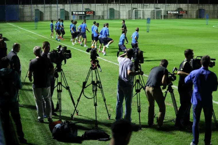 Nogometa&scaron;i Dinama odradili su u utorak navečer posljednji trening prije maksimirskog okr&scaron;aja protiv Arsenala u 1. kolu Lige prvaka.