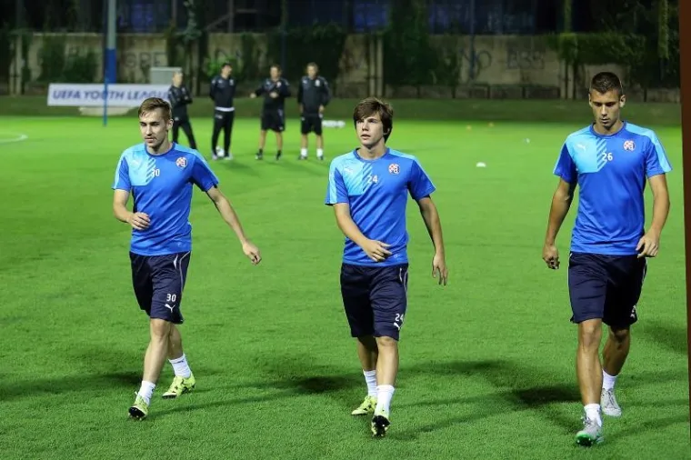 Nogometa&scaron;i Dinama odradili su u utorak navečer posljednji trening prije maksimirskog okr&scaron;aja protiv Arsenala u 1. kolu Lige prvaka.