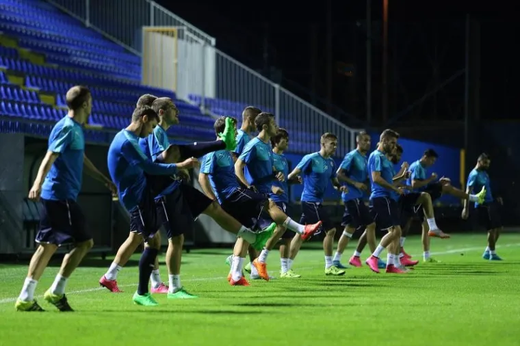 Nogometa&scaron;i Dinama odradili su u utorak navečer posljednji trening prije maksimirskog okr&scaron;aja protiv Arsenala u 1. kolu Lige prvaka.