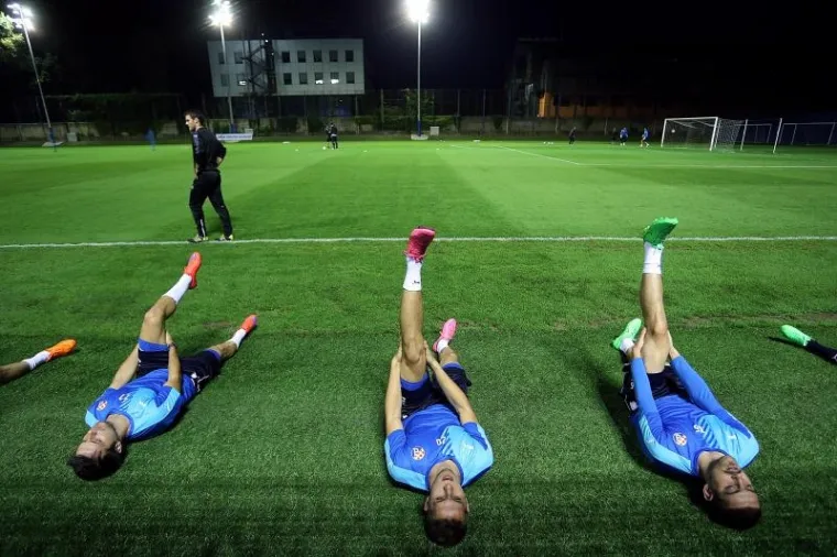Nogometa&scaron;i Dinama odradili su u utorak navečer posljednji trening prije maksimirskog okr&scaron;aja protiv Arsenala u 1. kolu Lige prvaka.