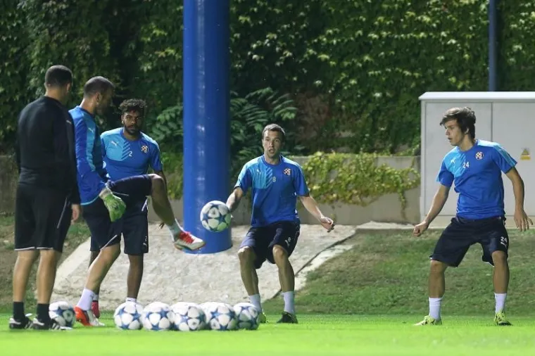 Nogometa&scaron;i Dinama odradili su u utorak navečer posljednji trening prije maksimirskog okr&scaron;aja protiv Arsenala u 1. kolu Lige prvaka.