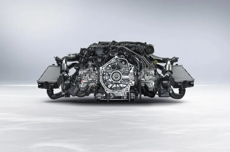 Novi turbo 3-litarski benzinski motor u Carreri razvija 365 KS. U Carreri S snaga raste na 414 KS