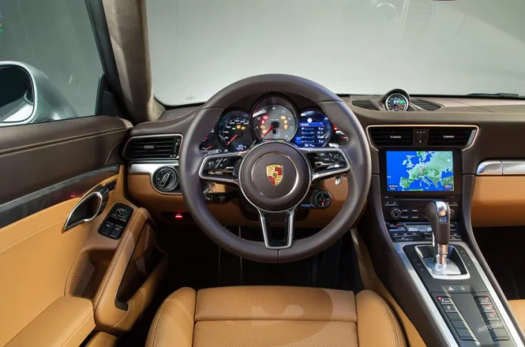 Sport Chrono paket uključuje birač načina vožnje montiran na volanu ,koji omogućuje vozaču biranje između Normalnog, Sportskog, Sportskog Plus i Individualnog načina vožnje