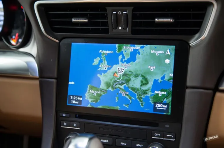 Nova generacija multimedije uključuje 7-inčni touchscreen koji podržava i Apple CarPlay i Android Auto, dok je satelitska navigacija standard